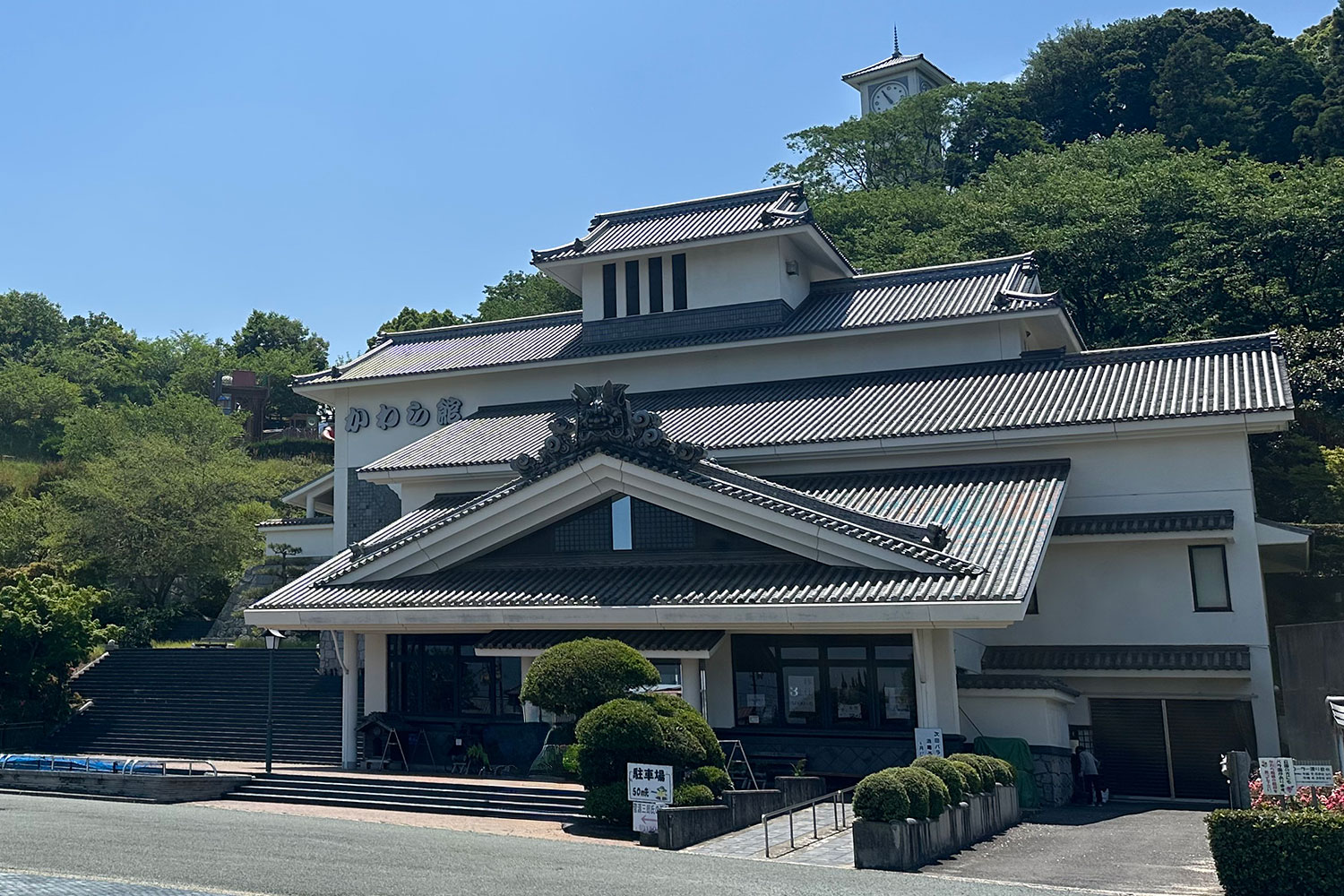 かわら館の外観と時計展望台