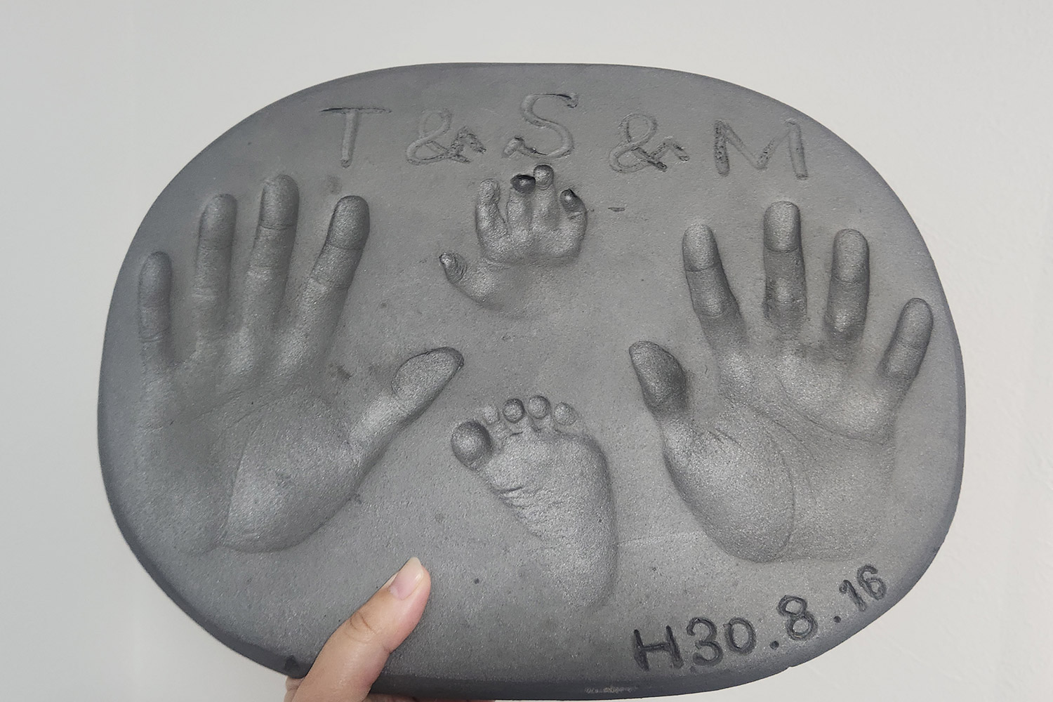 7年前に制作した親子の手形レリーフ