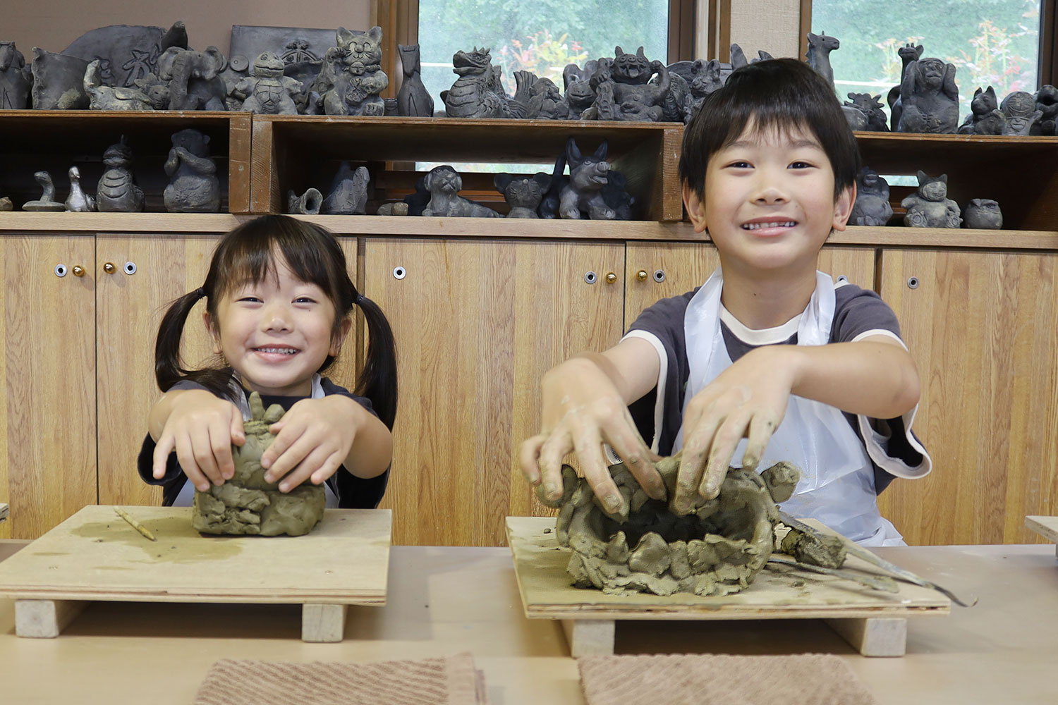 完成作品を前に笑顔のこどもたち
