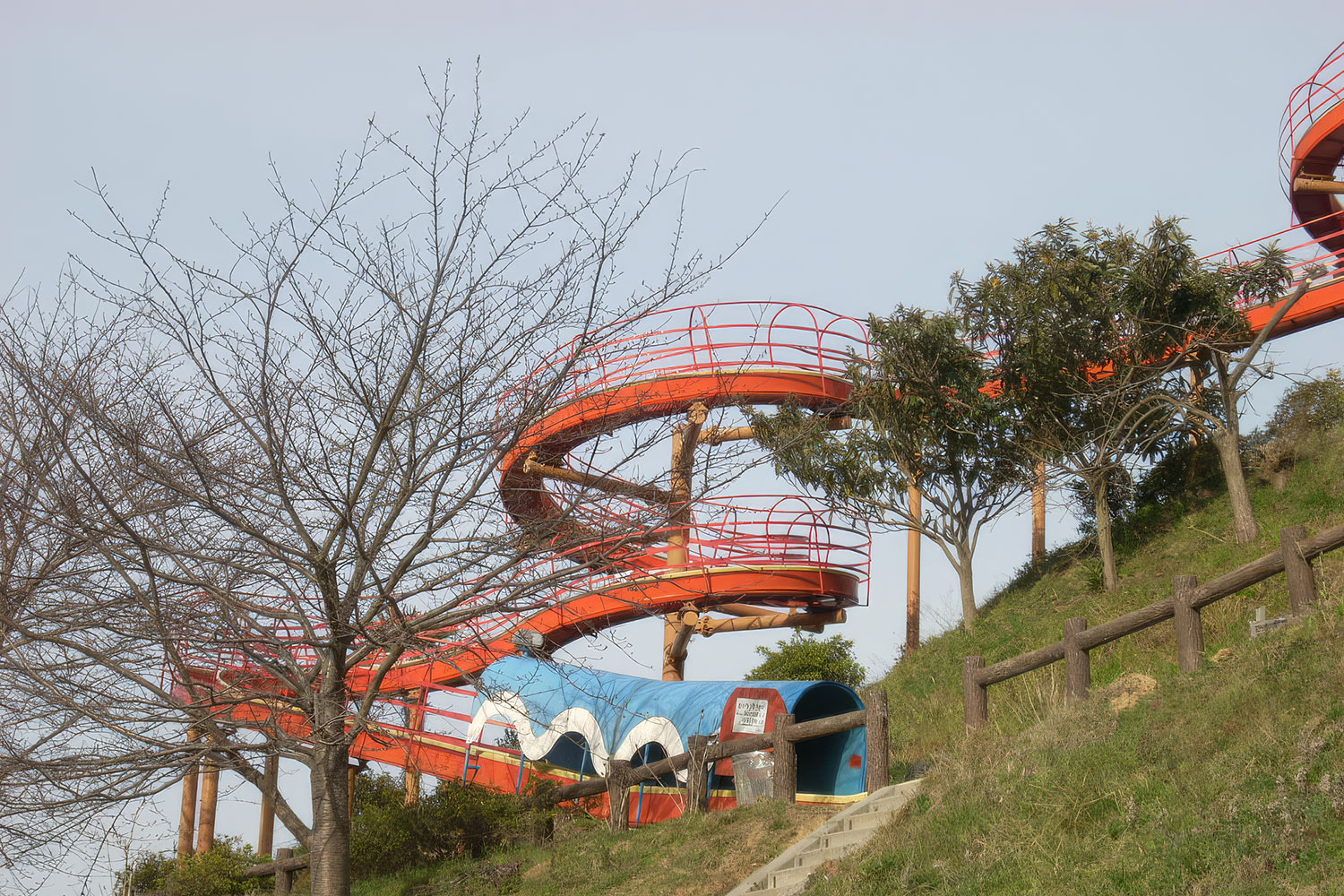 公園にある大人気ローラー滑り台