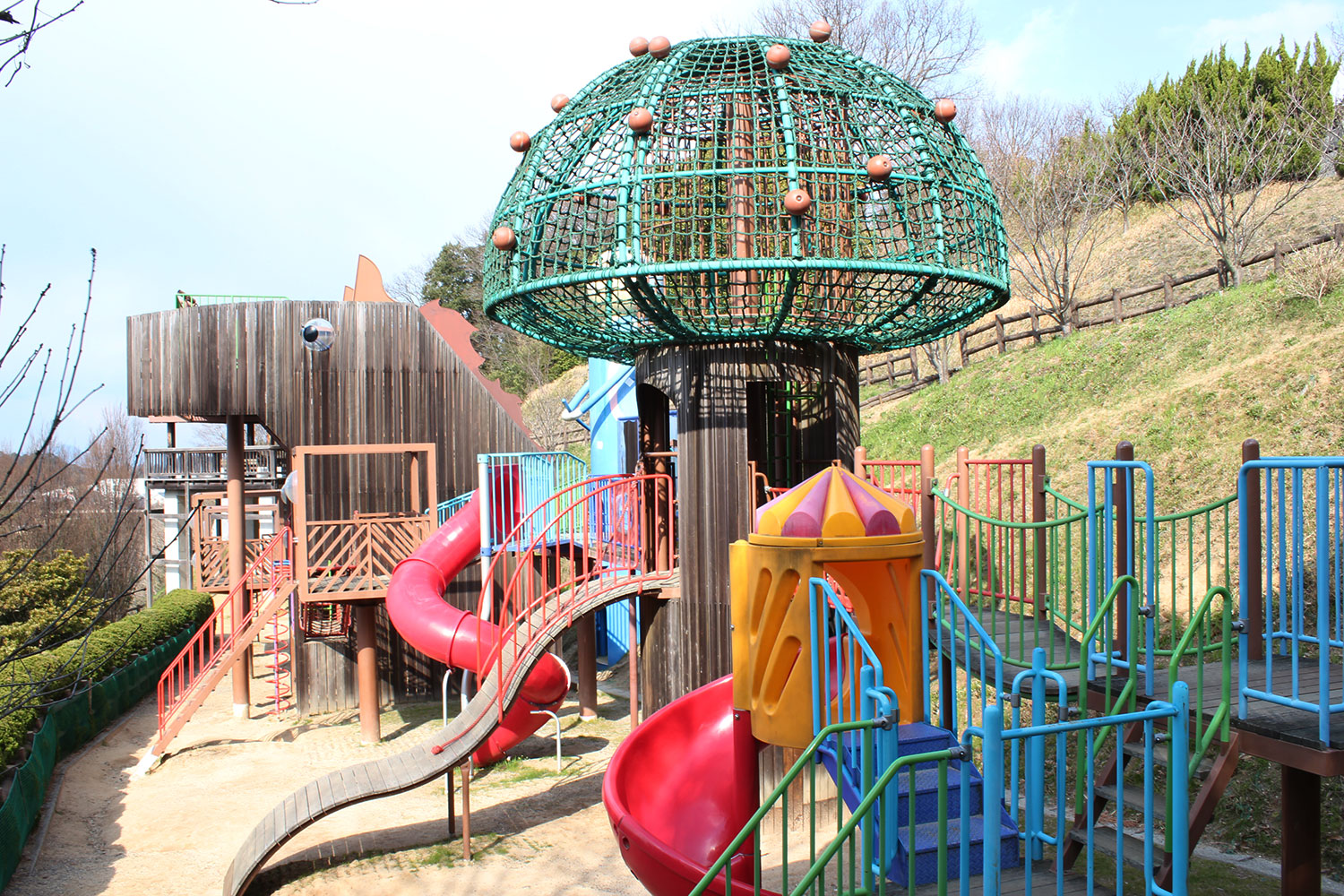 公園内にあるたくさんの大型遊具