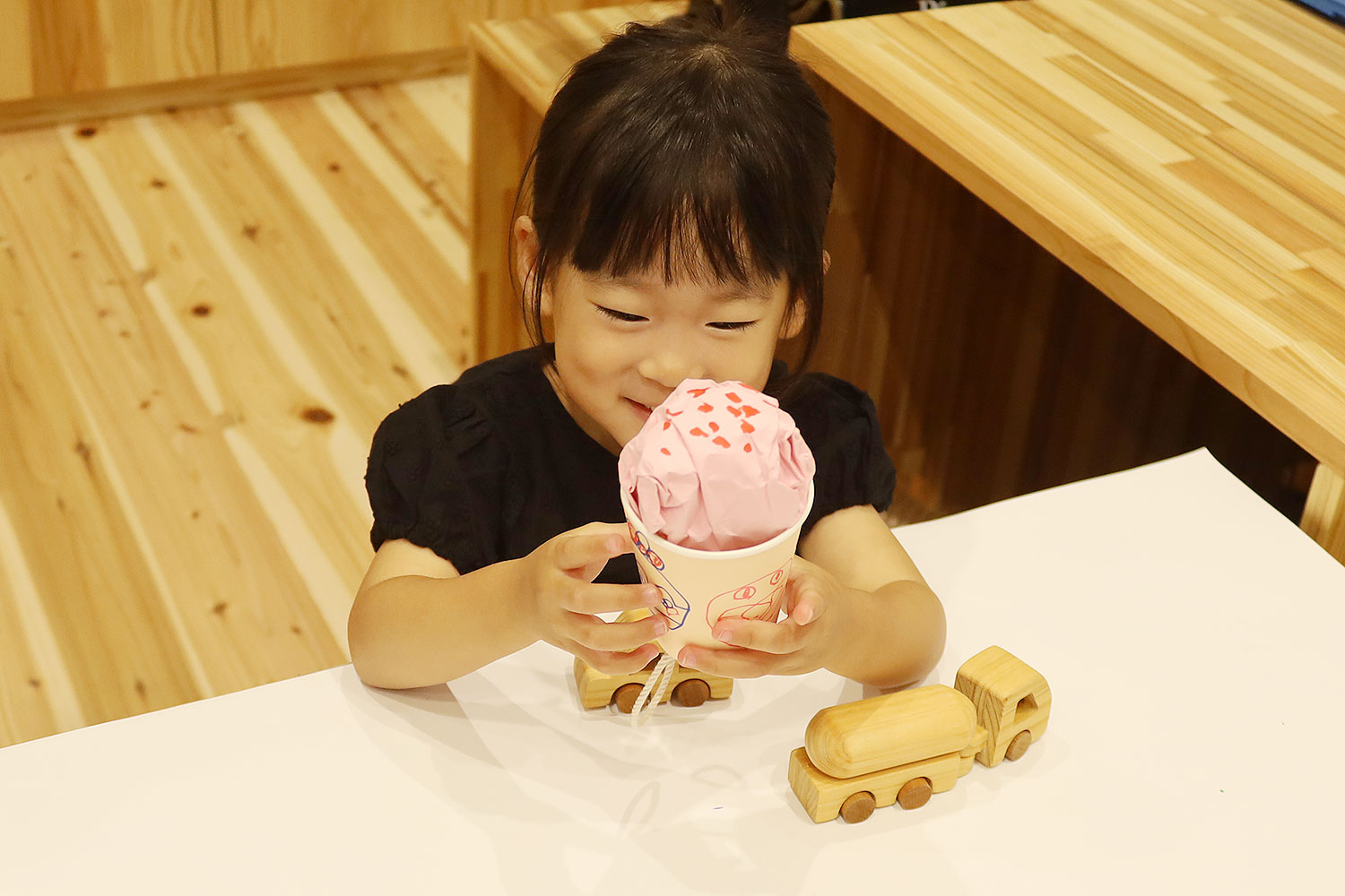 アイスクリームのおもちゃができて喜ぶこども
