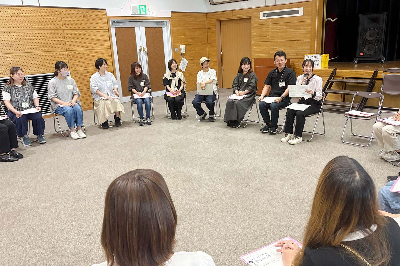 参加者がスタッフの説明を聞いている様子