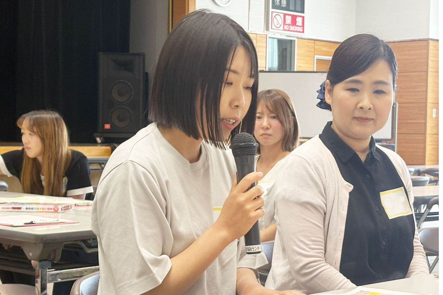参加者が発表している様子
