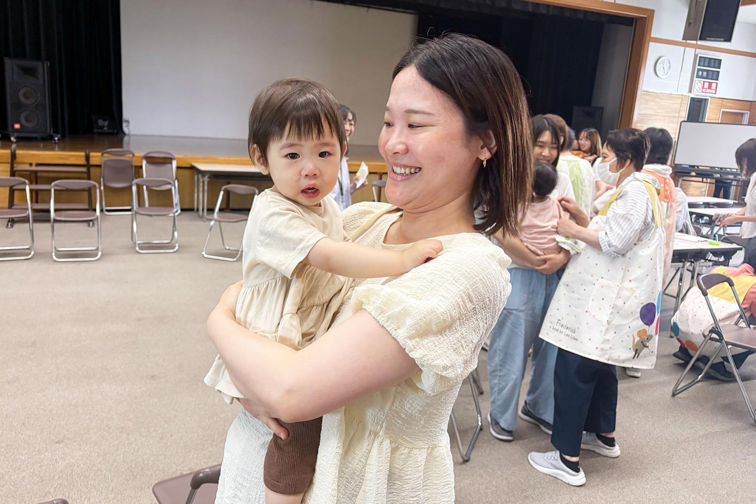 お母さんがこどもを対面抱っこしている様子