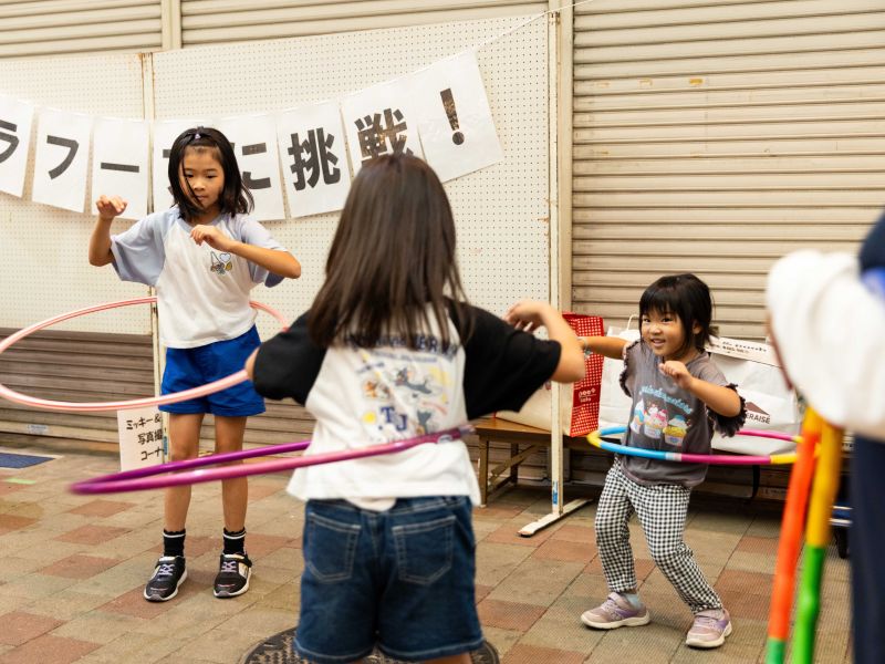 フラフープに挑戦する子どもたちの写真