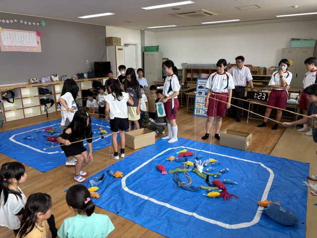 手作りの魚つりゲームの様子
