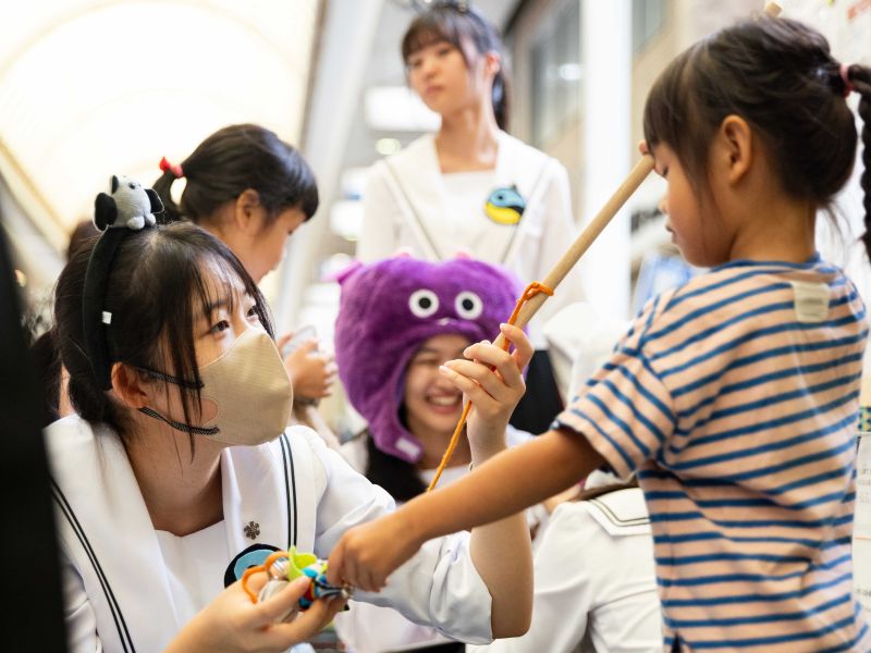 子どもとふれあう高校生の写真