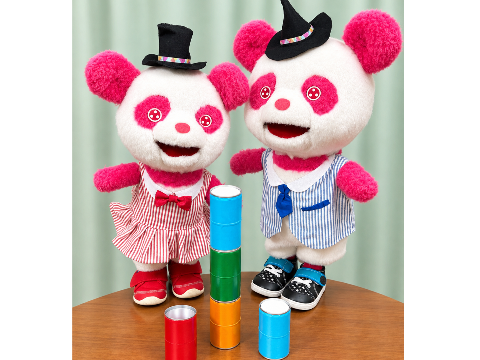 ネウボラパンダのぬいぐるみが缶を積んでいる写真