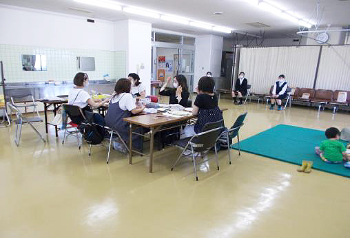 プレママ同士わいわいお話ししながら作品を作ります♪